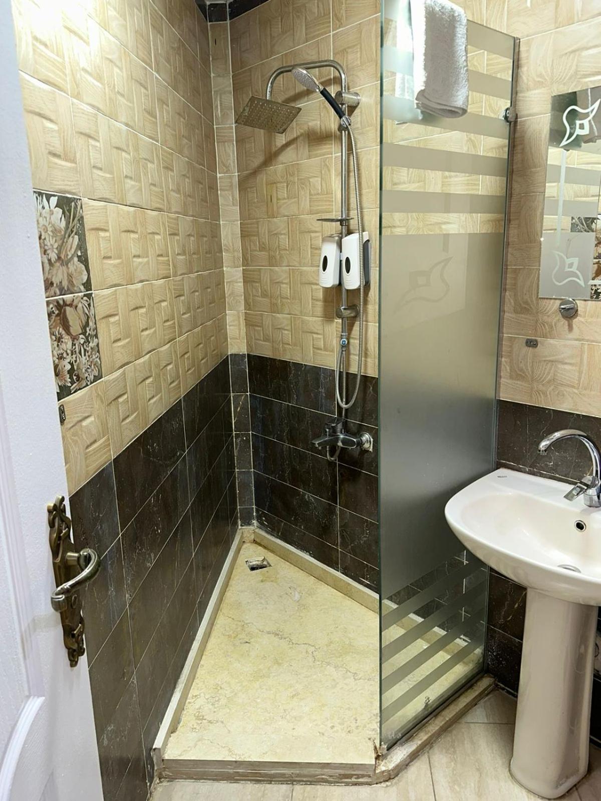 Full Pyramids View Apartment With Balcony For 8 P Kafret el-Gabal المظهر الخارجي الصورة